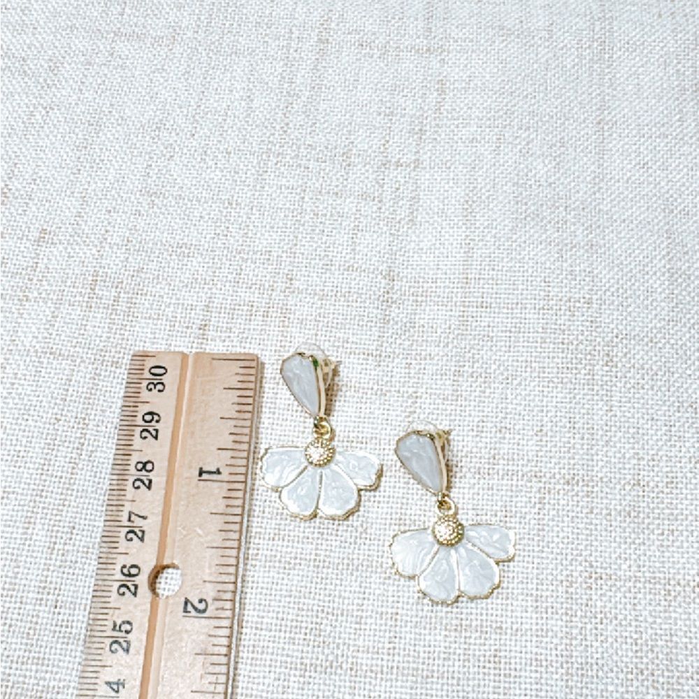 White flower dangle earrings #1206 - Picture 4 of 4